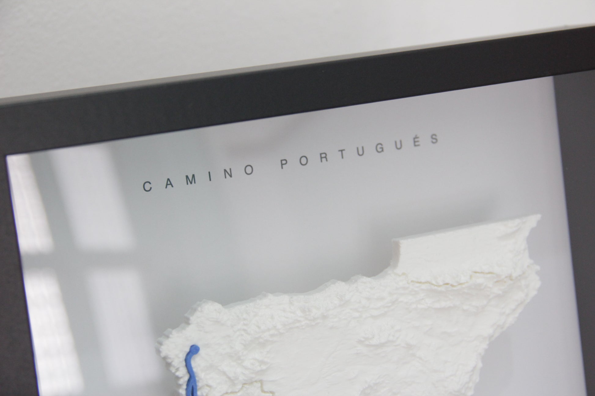 Detalle del mapa del Camino de Santiago en relieve 3D con la ruta destacada