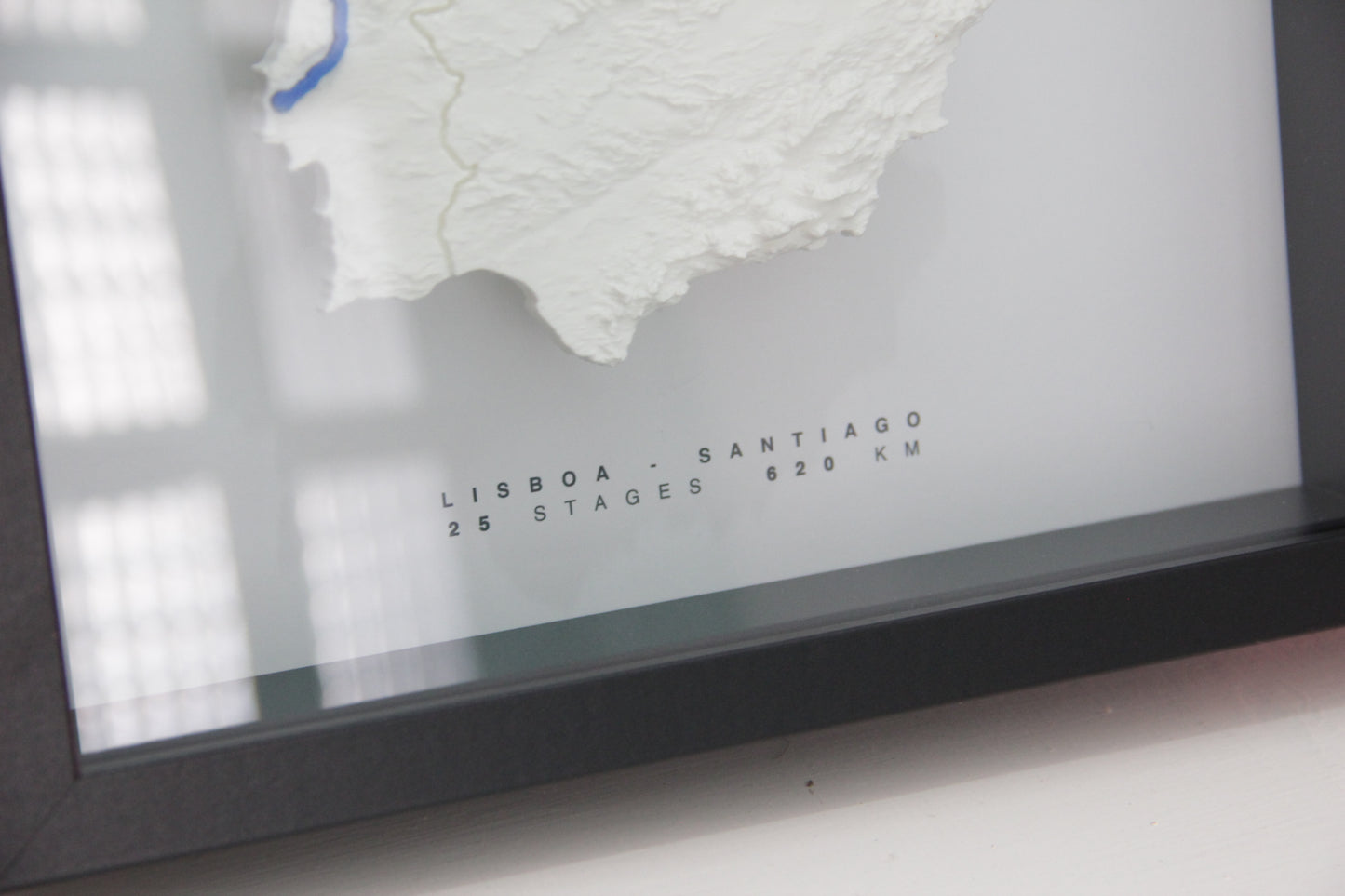 Detalle del mapa del Camino de Santiago en relieve 3D con la ruta destacada, km y ciudades